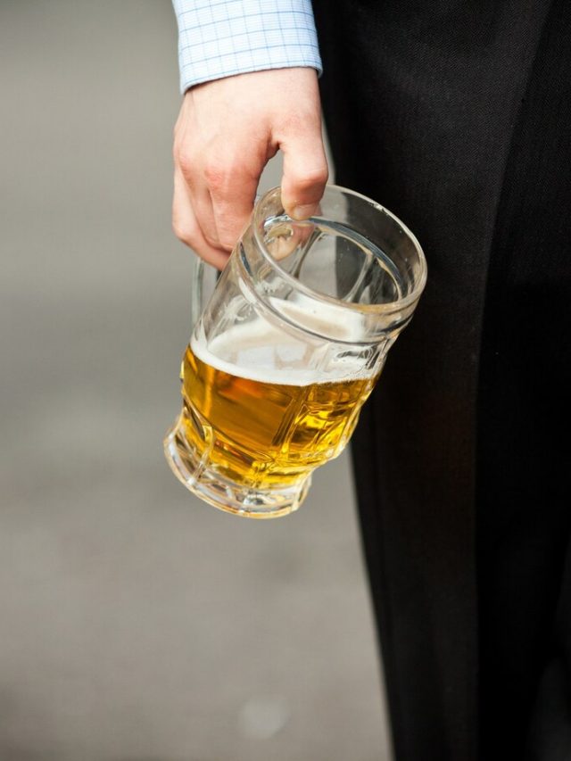 o-homem-segura-um-copo-de-cerveja-na-mao_8353-1778
