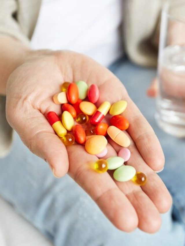 pilulas-comprimidos-vitaminas-e-drogas-se-acumulam-em-maos-maduras_273609-13653