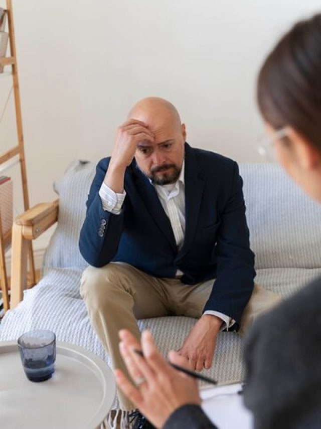 terapia-de-familia-em-consultorio-de-psicologo_23-2149175190