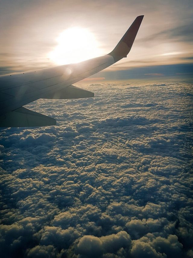aviao-voando-sobre-as-nuvens_53876-139695