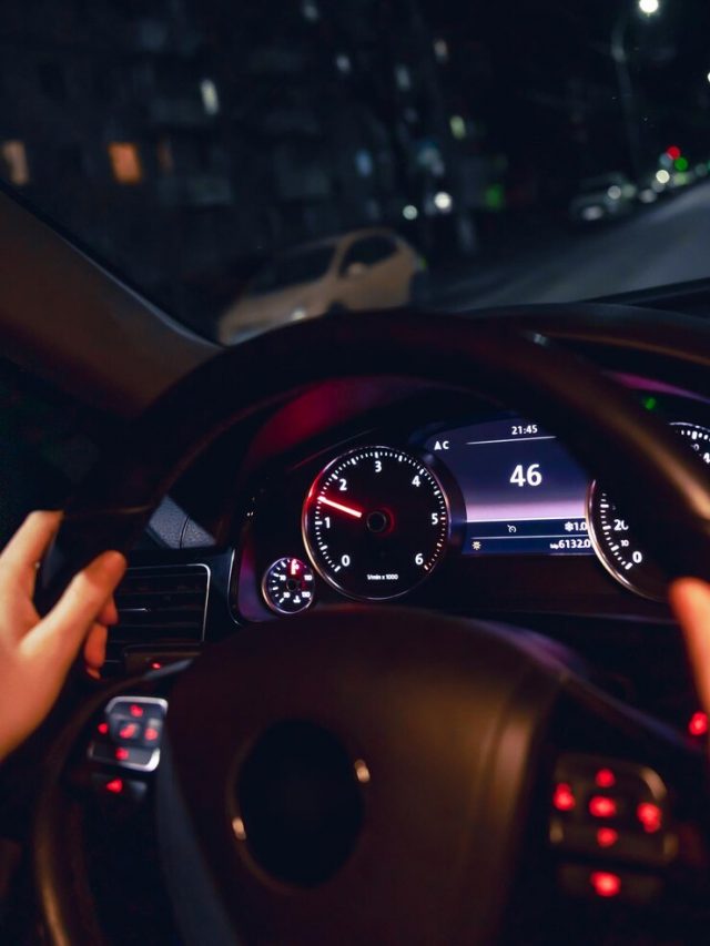 maos-dos-motoristas-no-volante-de-um-carro-a-noite-dirigindo-a-noite_169016-51348