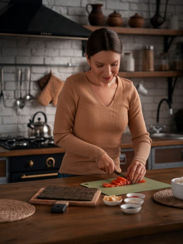mulher-de-tiro-medio-aprendendo-a-fazer-sushi_23-2151202897
