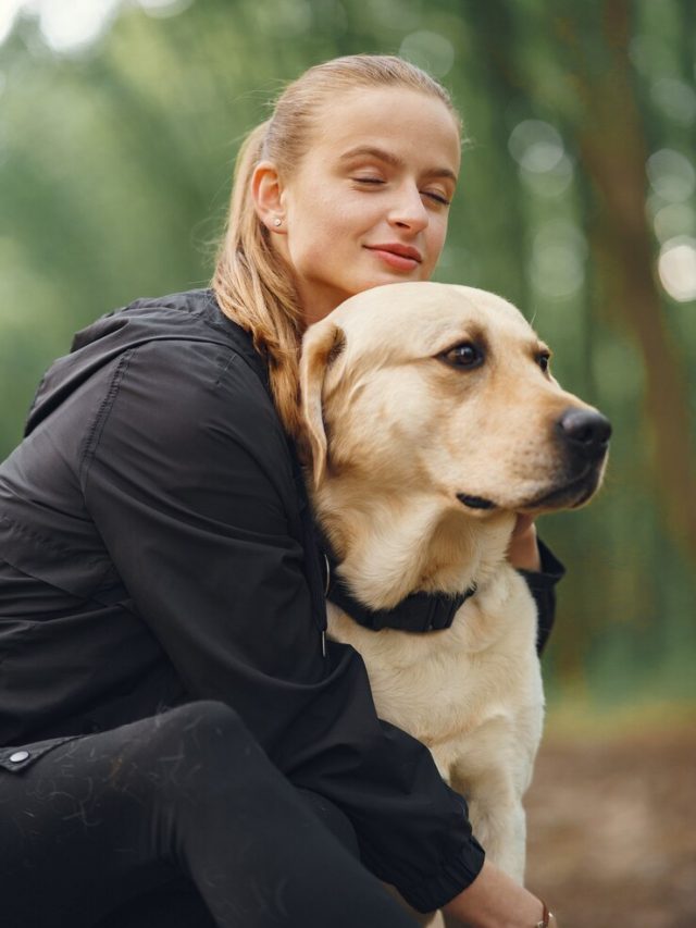 retrato-de-uma-mulher-com-seu-lindo-cachorro_1157-36178