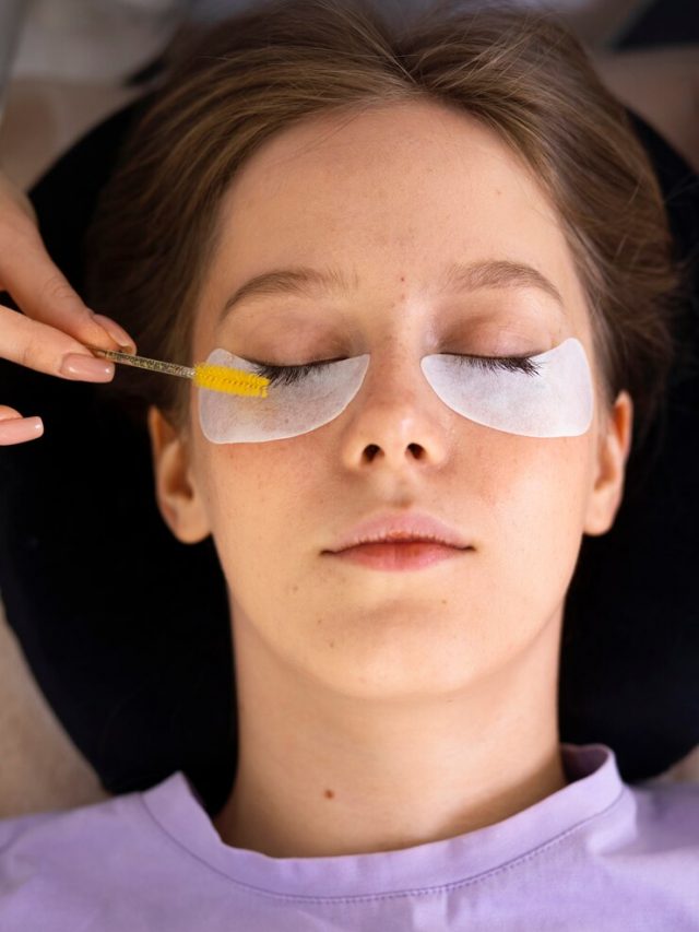 vista-superior-mulher-usando-tapa-olhos_23-2149628043