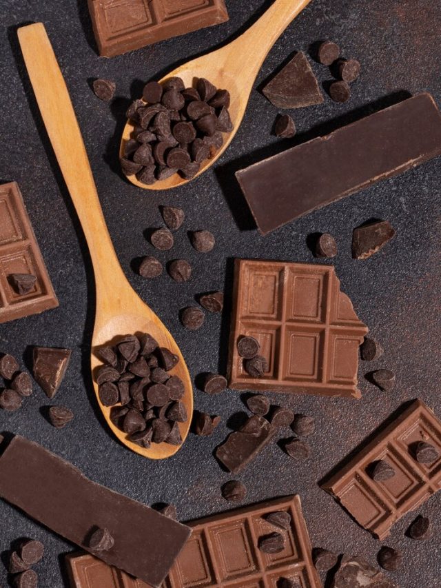 colheres-de-vista-superior-com-arranjo-de-lascas-de-chocolate_23-2149644713
