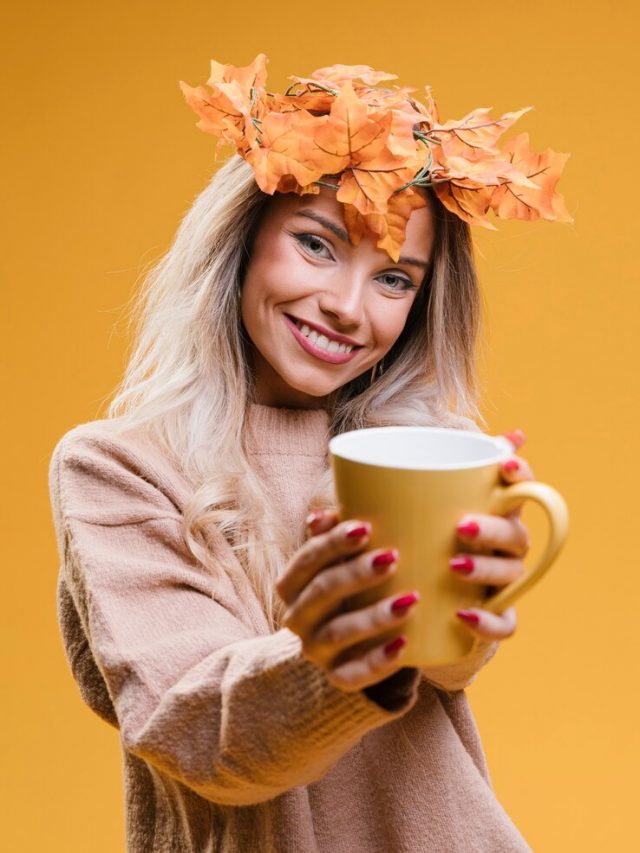 mulher-com-maple-sai-tiara-mostrando-xicara-cafe-ficar-contra-parede-amarela_23-2148229393