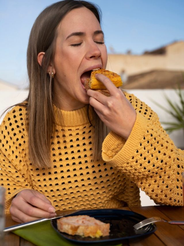 mulher-de-vista-frontal-comendo-tortilla-espanhola_23-2150168087