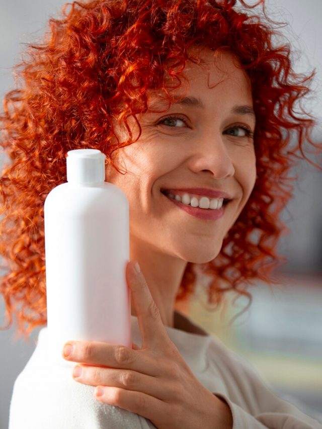 mulher-jovem-de-cabelo-encaracolado_23-2151317378