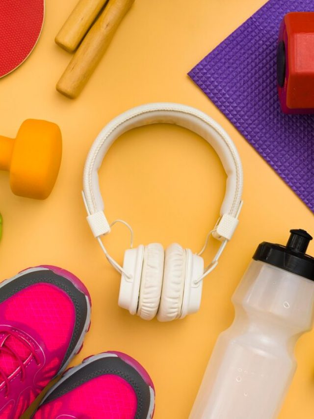 vista-superior-de-fones-de-ouvido-com-itens-essenciais-do-esporte_23-2148523300